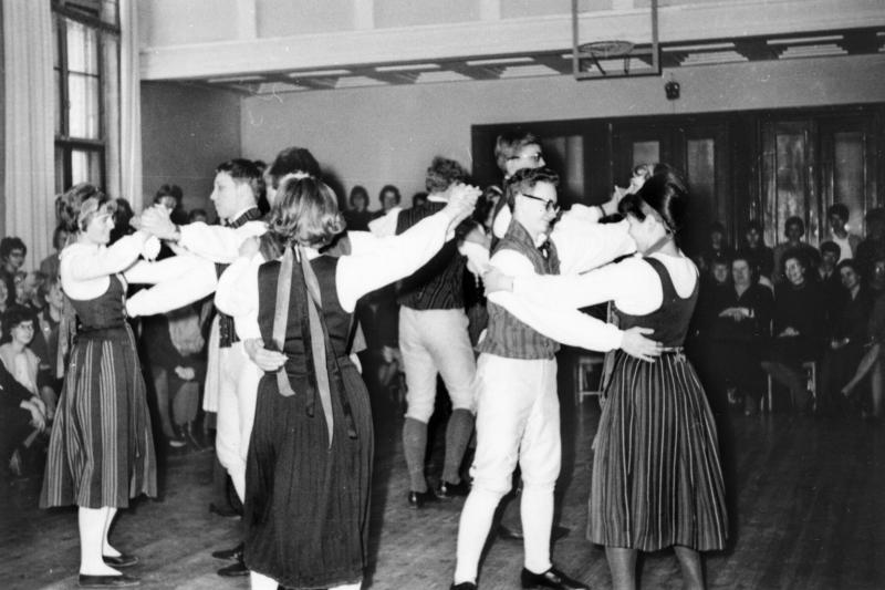 Nuoria tanssimassa paritansseja kansallispuvut päällään.